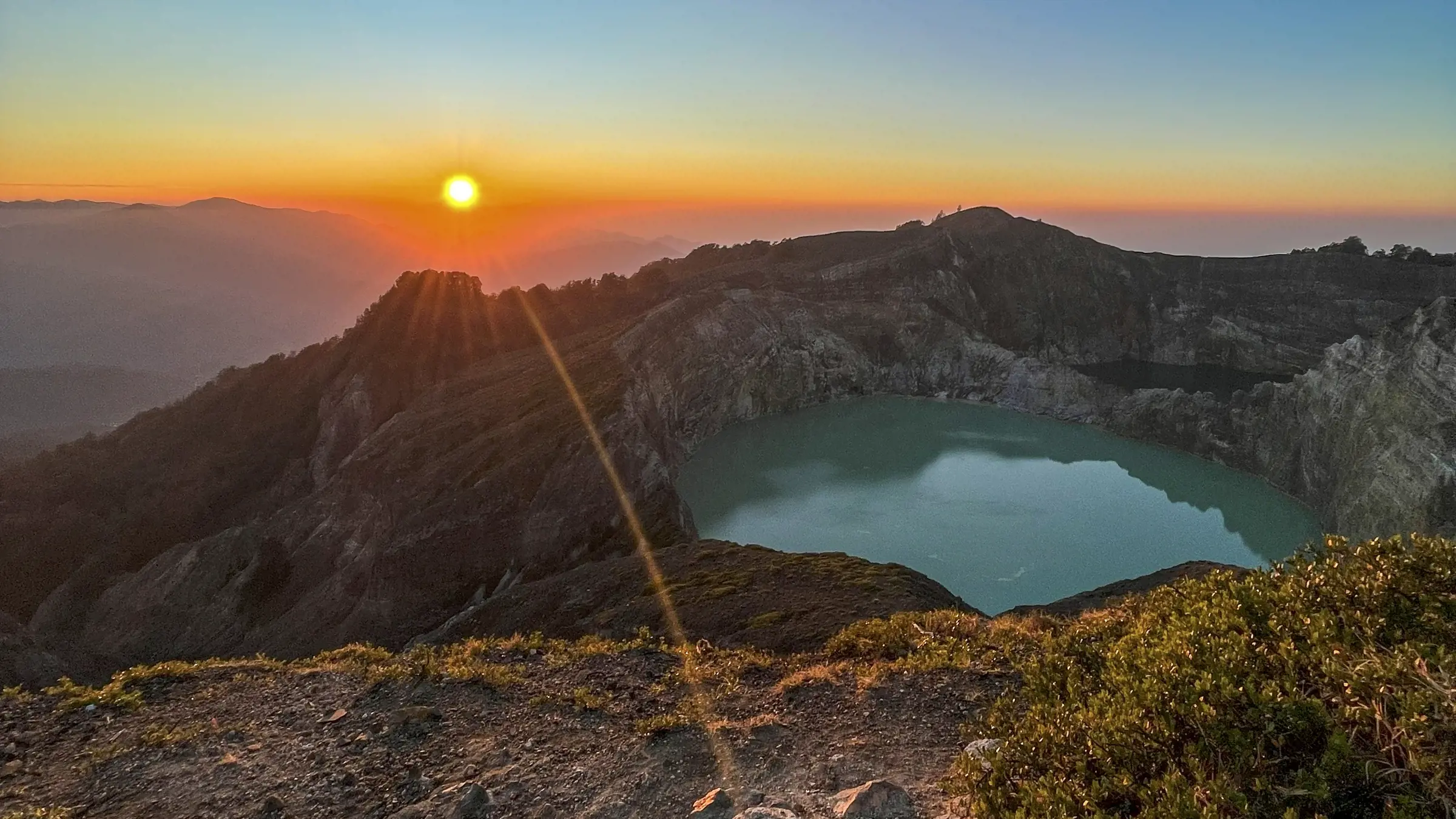 Sonnenaufgang am Kelimutu Vulkan